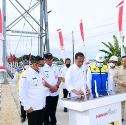 Jokowi Resmikan Jembatan 'Melayang' Indiana Jones di Maluku