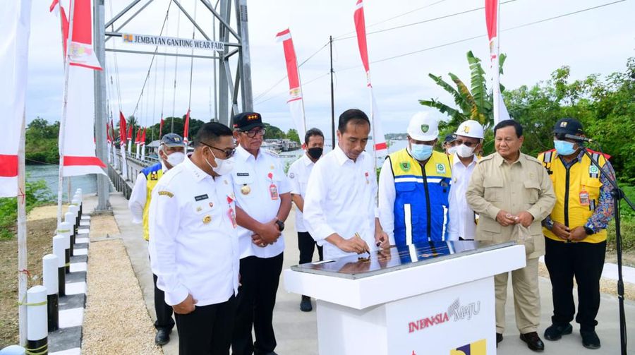 Presiden Joko Widodo didampingi Ibu Iriana Joko Widodo meresmikan Jembatan Gantung Wear Fair, dalam kunjungan kerjanya ke Kabupaten Maluku Tenggara, Provinsi Maluku, pada Rabu, 14 September 2022. Presiden menegaskan bahwa pembangunan infrastruktur berupa jembatan penting untuk mempercepat mobilitas orang dan barang. (Dok: Muchlis Jr/ Biro Pers Sekretariat Presiden)