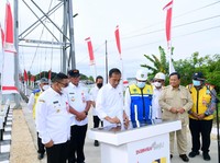 Jokowi Resmikan Jembatan 'Melayang' Indiana Jones di Maluku