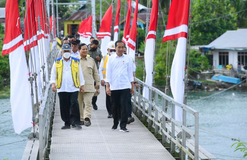 Presiden Joko Widodo didampingi Ibu Iriana Joko Widodo meresmikan Jembatan Gantung Wear Fair, dalam kunjungan kerjanya ke Kabupaten Maluku Tenggara, Provinsi Maluku, pada Rabu, 14 September 2022. Presiden menegaskan bahwa pembangunan infrastruktur berupa jembatan penting untuk mempercepat mobilitas orang dan barang. (Dok: Muchlis Jr/ Biro Pers Sekretariat Presiden)