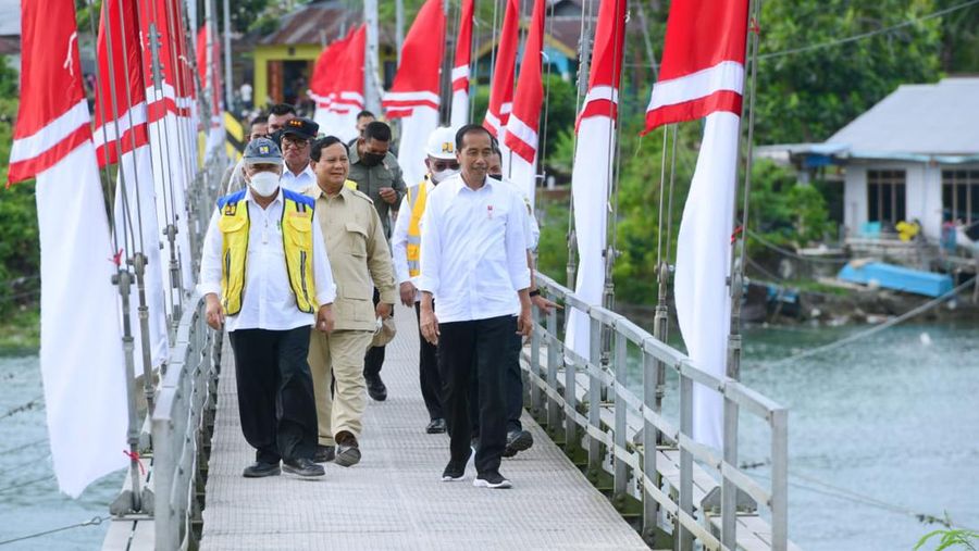 Presiden Joko Widodo didampingi Ibu Iriana Joko Widodo meresmikan Jembatan Gantung Wear Fair, dalam kunjungan kerjanya ke Kabupaten Maluku Tenggara, Provinsi Maluku, pada Rabu, 14 September 2022. Presiden menegaskan bahwa pembangunan infrastruktur berupa jembatan penting untuk mempercepat mobilitas orang dan barang. (Dok: Muchlis Jr/ Biro Pers Sekretariat Presiden)