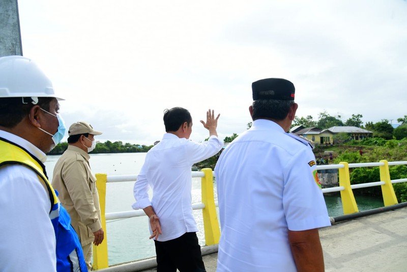 Presiden Joko Widodo didampingi Ibu Iriana Joko Widodo meresmikan Jembatan Gantung Wear Fair, dalam kunjungan kerjanya ke Kabupaten Maluku Tenggara, Provinsi Maluku, pada Rabu, 14 September 2022. Presiden menegaskan bahwa pembangunan infrastruktur berupa jembatan penting untuk mempercepat mobilitas orang dan barang. (Dok: Muchlis Jr/ Biro Pers Sekretariat Presiden) Presiden Joko Widodo didampingi Ibu Iriana Joko Widodo meresmikan Jembatan Gantung Wear Fair, dalam kunjungan kerjanya ke Kabupaten Maluku Tenggara, Provinsi Maluku, pada Rabu, 14 September 2022. Presiden menegaskan bahwa pembangunan infrastruktur berupa jembatan penting untuk mempercepat mobilitas orang dan barang. (Dok: Muchlis Jr/ Biro Pers Sekretariat Presiden)