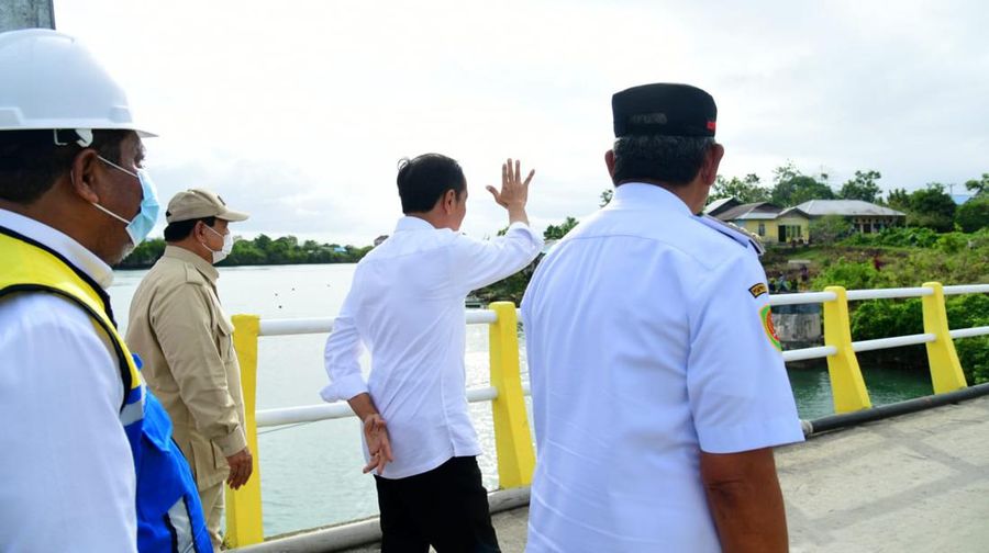 Presiden Joko Widodo didampingi Ibu Iriana Joko Widodo meresmikan Jembatan Gantung Wear Fair, dalam kunjungan kerjanya ke Kabupaten Maluku Tenggara, Provinsi Maluku, pada Rabu, 14 September 2022. Presiden menegaskan bahwa pembangunan infrastruktur berupa jembatan penting untuk mempercepat mobilitas orang dan barang. (Dok: Muchlis Jr/ Biro Pers Sekretariat Presiden)