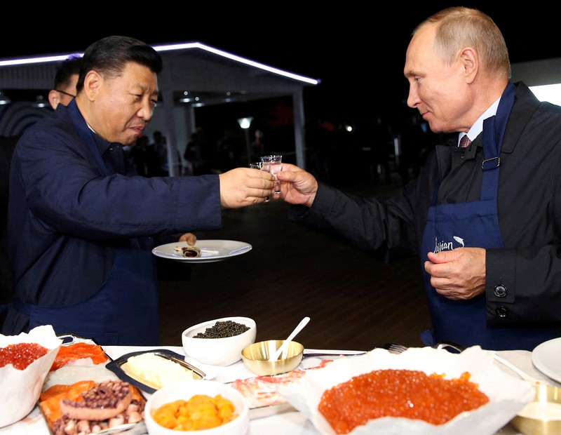 Pasukan khusus penjaga nasional berpatroli di sebuah jalan, pusat kota Samarkand, pada 13 September 2022. KTT regional minggu ini di mana Presiden Rusia Vladimir Putin akan bertemu dengan Xi Jinping dari China dan para pemimpin Asia lainnya akan menampilkan 