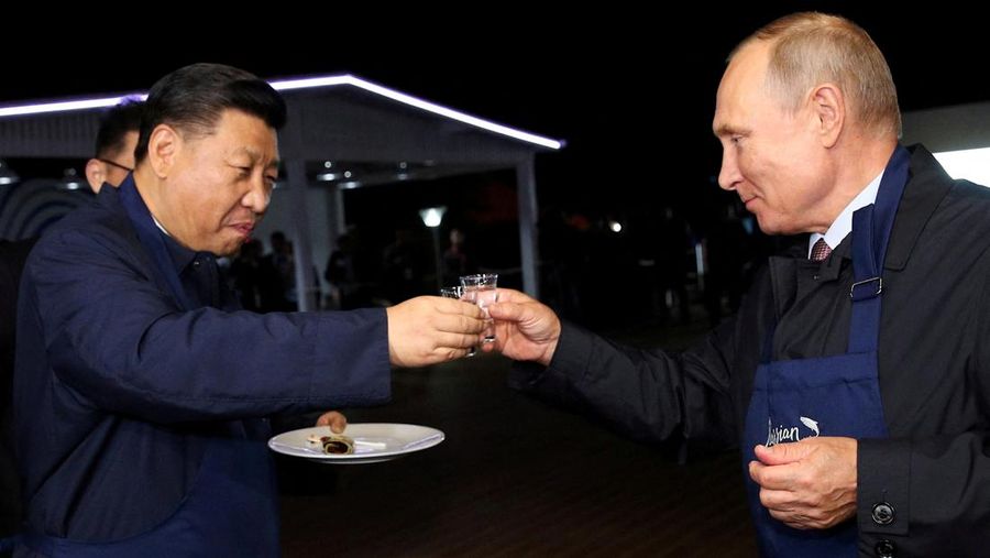 Presiden Rusia Vladimir Putin dan Presiden China Xi Jinping bersulang selama kunjungan ke pameran Far East Street di sela-sela Forum Ekonomi Timur di Vladivostok, Rusia 11 September 2018. (File Photo/REUTERS/POOL New)
