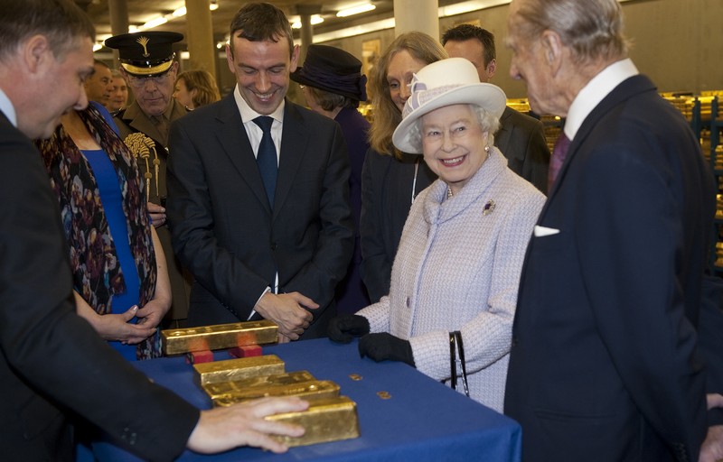 Ratu Elizabeth II melihat tumpukan emas saat mengunjungi Bank of England bersama Pangeran Philip, Duke of Edinburgh pada 13 Desember 2012 di London, Inggris. (Getty Images/WPA Pool) Ratu Elizabeth II melihat tumpukan emas saat mengunjungi Bank of England bersama Pangeran Philip, Duke of Edinburgh pada 13 Desember 2012 di London, Inggris. (Getty Images/WPA Pool)