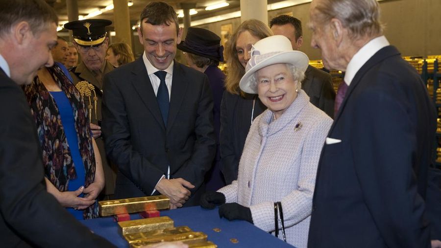 Ratu Elizabeth II melihat tumpukan emas saat mengunjungi Bank of England bersama Pangeran Philip, Duke of Edinburgh pada 13 Desember 2012 di London, Inggris. (Getty Images/WPA Pool)