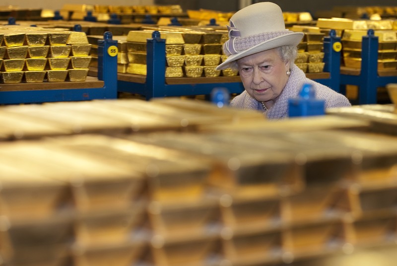 Ratu Elizabeth II melihat tumpukan emas saat mengunjungi Bank of England bersama Pangeran Philip, Duke of Edinburgh pada 13 Desember 2012 di London, Inggris. (Getty Images/WPA Pool) Ratu Elizabeth II melihat tumpukan emas saat mengunjungi Bank of England bersama Pangeran Philip, Duke of Edinburgh pada 13 Desember 2012 di London, Inggris. (Getty Images/WPA Pool)