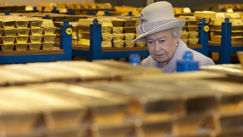 Ratu Elizabeth II melihat tumpukan emas saat mengunjungi Bank of England bersama Pangeran Philip, Duke of Edinburgh pada 13 Desember 2012 di London, Inggris. (Getty Images/WPA Pool)