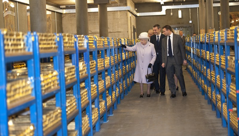 Ratu Elizabeth II melihat tumpukan emas saat mengunjungi Bank of England bersama Pangeran Philip, Duke of Edinburgh pada 13 Desember 2012 di London, Inggris. (Getty Images/WPA Pool) Ratu Elizabeth II melihat tumpukan emas saat mengunjungi Bank of England bersama Pangeran Philip, Duke of Edinburgh pada 13 Desember 2012 di London, Inggris. (Getty Images/WPA Pool)