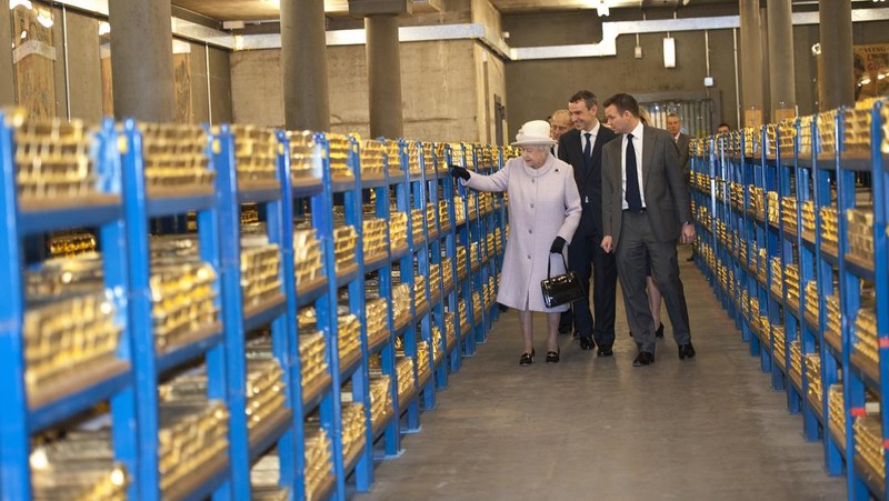 Ratu Elizabeth II melihat tumpukan emas saat mengunjungi Bank of England bersama Pangeran Philip, Duke of Edinburgh pada 13 Desember 2012 di London, Inggris. (Getty Images/WPA Pool)