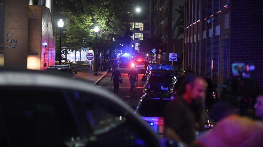 Polisi dan personel darurat menanggapi lokasi ledakan di Boston, Selasa, 13 September 2022. Sebuah paket meledak di kampus Northeastern University dan pihak kampus mengatakan seorang anggota staf menderita luka ringan. AP/