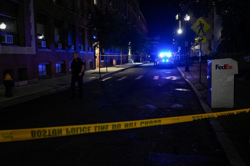 Polisi dan personel darurat menanggapi lokasi ledakan di Boston, Selasa, 13 September 2022. Sebuah paket meledak di kampus Northeastern University dan pihak kampus mengatakan seorang anggota staf menderita luka ringan. AP/ Polisi dan personel darurat menanggapi lokasi ledakan di Boston, Selasa, 13 September 2022. Sebuah paket meledak di kampus Northeastern University dan pihak kampus mengatakan seorang anggota staf menderita luka ringan. AP/