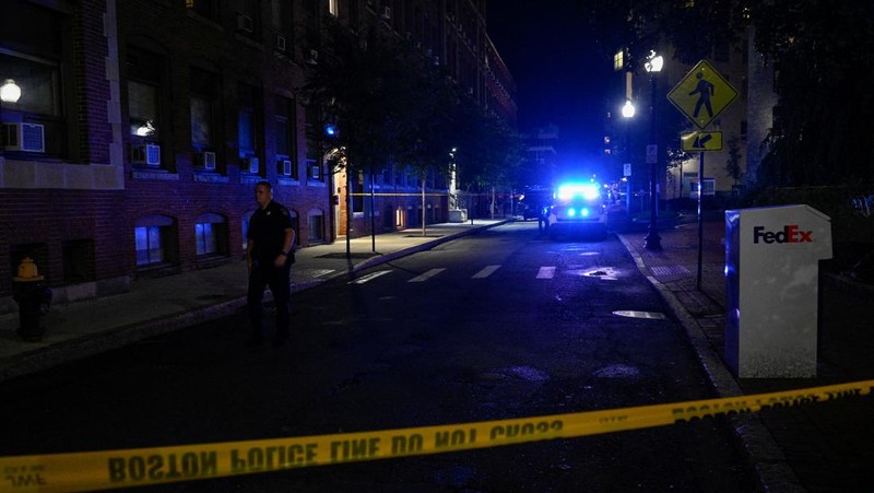 Polisi dan personel darurat menanggapi lokasi ledakan di Boston, Selasa, 13 September 2022. Sebuah paket meledak di kampus Northeastern University dan pihak kampus mengatakan seorang anggota staf menderita luka ringan. AP/