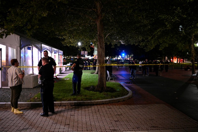 Polisi dan personel darurat menanggapi lokasi ledakan di Boston, Selasa, 13 September 2022. Sebuah paket meledak di kampus Northeastern University dan pihak kampus mengatakan seorang anggota staf menderita luka ringan. AP/ Polisi dan personel darurat menanggapi lokasi ledakan di Boston, Selasa, 13 September 2022. Sebuah paket meledak di kampus Northeastern University dan pihak kampus mengatakan seorang anggota staf menderita luka ringan. AP/