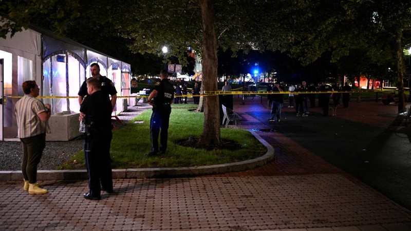 Polisi dan personel darurat menanggapi lokasi ledakan di Boston, Selasa, 13 September 2022. Sebuah paket meledak di kampus Northeastern University dan pihak kampus mengatakan seorang anggota staf menderita luka ringan. AP/