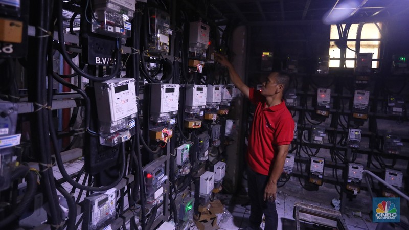 Warga melakukan pengisian listrik prabayar di kawasan Bendungan Hilir, Jakarta, Rabu (14/9/2022). Pemerintah dalam hal ini Kementerian Energi dan Sumber Daya Mineral (ESDM) menegaskan bahwa pihaknya tidak ada rencana menghilangkan atau menghapus penggunaan daya listrik 450 Volt Amphere (VA) yang kemudian dinaikkan dayanya menjadi 900 VA. (CNBC Indonesia/Andrean Kristianto) Warga melakukan pengisian listrik prabayar di kawasan Bendungan Hilir, Jakarta, Rabu (14/9/2022). Pemerintah dalam hal ini Kementerian Energi dan Sumber Daya Mineral (ESDM) menegaskan bahwa pihaknya tidak ada rencana menghilangkan atau menghapus penggunaan daya listrik 450 Volt Amphere (VA) yang kemudian dinaikkan dayanya menjadi 900 VA. (CNBC Indonesia/Andrean Kristianto)