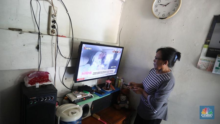 Warga melakukan pengisian listrik prabayar di kawasan Bendungan Hilir, Jakarta, Rabu (14/9/2022). Pemerintah dalam hal ini Kementerian Energi dan Sumber Daya Mineral (ESDM) menegaskan bahwa pihaknya tidak ada rencana menghilangkan atau menghapus penggunaan daya listrik 450 Volt Amphere (VA) yang kemudian dinaikkan dayanya menjadi 900 VA. (CNBC Indonesia/Andrean Kristianto)