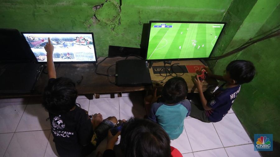 Warga melakukan pengisian listrik prabayar di kawasan Bendungan Hilir, Jakarta, Rabu (14/9/2022). Pemerintah dalam hal ini Kementerian Energi dan Sumber Daya Mineral (ESDM) menegaskan bahwa pihaknya tidak ada rencana menghilangkan atau menghapus penggunaan daya listrik 450 Volt Amphere (VA) yang kemudian dinaikkan dayanya menjadi 900 VA. (CNBC Indonesia/Andrean Kristianto)