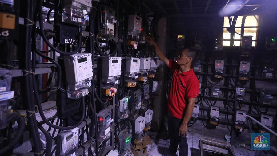 Warga melakukan pengisian listrik prabayar di kawasan Bendungan Hilir, Jakarta, Rabu (14/9/2022). Pemerintah dalam hal ini Kementerian Energi dan Sumber Daya Mineral (ESDM) menegaskan bahwa pihaknya tidak ada rencana menghilangkan atau menghapus penggunaan daya listrik 450 Volt Amphere (VA) yang kemudian dinaikkan dayanya menjadi 900 VA. (CNBC Indonesia/Andrean Kristianto)