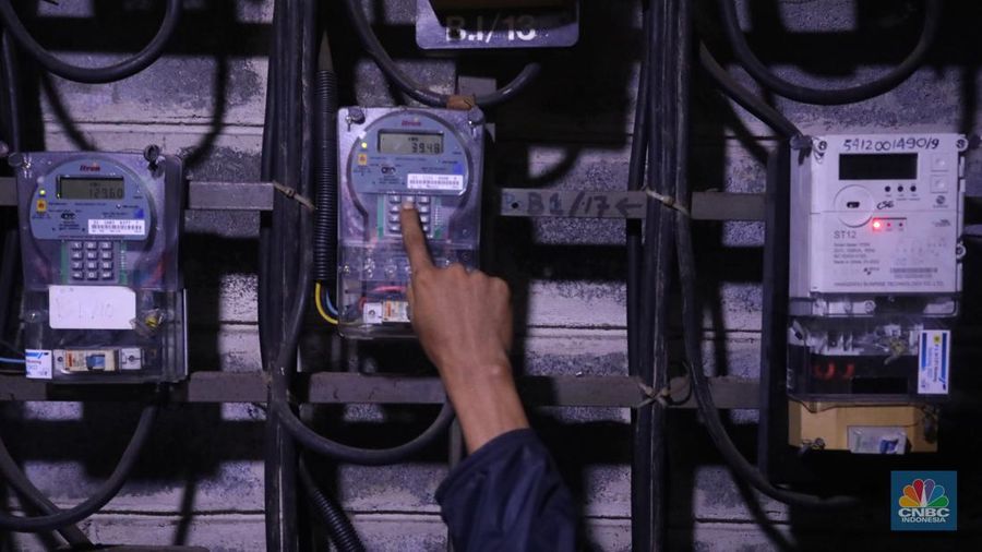 Warga melakukan pengisian listrik prabayar di kawasan Bendungan Hilir, Jakarta, Rabu (14/9/2022). Pemerintah dalam hal ini Kementerian Energi dan Sumber Daya Mineral (ESDM) menegaskan bahwa pihaknya tidak ada rencana menghilangkan atau menghapus penggunaan daya listrik 450 Volt Amphere (VA) yang kemudian dinaikkan dayanya menjadi 900 VA. (վ/Andrean Kristianto)