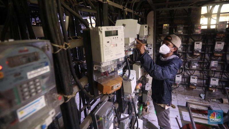 Warga melakukan pengisian listrik prabayar di kawasan Bendungan Hilir, Jakarta, Rabu (14/9/2022). Pemerintah dalam hal ini Kementerian Energi dan Sumber Daya Mineral (ESDM) menegaskan bahwa pihaknya tidak ada rencana menghilangkan atau menghapus penggunaan daya listrik 450 Volt Amphere (VA) yang kemudian dinaikkan dayanya menjadi 900 VA. (CNBC Indonesia/Andrean Kristianto)