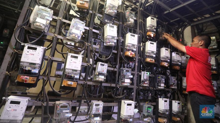 Warga melakukan pengisian listrik prabayar di kawasan Bendungan Hilir, Jakarta, Rabu (14/9/2022). Pemerintah dalam hal ini Kementerian Energi dan Sumber Daya Mineral (ESDM) menegaskan bahwa pihaknya tidak ada rencana menghilangkan atau menghapus penggunaan daya listrik 450 Volt Amphere (VA) yang kemudian dinaikkan dayanya menjadi 900 VA. (CNBC Indonesia/Andrean Kristianto)