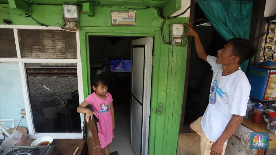 Warga melakukan pengisian listrik prabayar di kawasan Bendungan Hilir, Jakarta, Rabu (14/9/2022). Pemerintah dalam hal ini Kementerian Energi dan Sumber Daya Mineral (ESDM) menegaskan bahwa pihaknya tidak ada rencana menghilangkan atau menghapus penggunaan daya listrik 450 Volt Amphere (VA) yang kemudian dinaikkan dayanya menjadi 900 VA. (CNBC Indonesia/Andrean Kristianto)