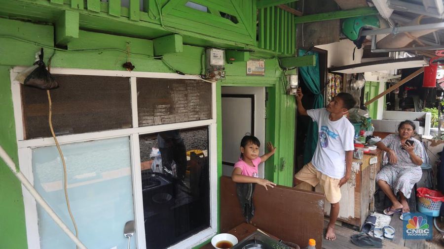 Warga melakukan pengisian listrik prabayar di kawasan Bendungan Hilir, Jakarta, Rabu (14/9/2022). Pemerintah dalam hal ini Kementerian Energi dan Sumber Daya Mineral (ESDM) menegaskan bahwa pihaknya tidak ada rencana menghilangkan atau menghapus penggunaan daya listrik 450 Volt Amphere (VA) yang kemudian dinaikkan dayanya menjadi 900 VA. (CNBC Indonesia/Andrean Kristianto)