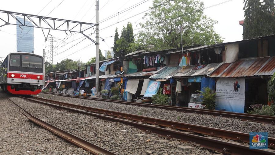 Warga melakukan pengisian listrik prabayar di kawasan Bendungan Hilir, Jakarta, Rabu (14/9/2022). Pemerintah dalam hal ini Kementerian Energi dan Sumber Daya Mineral (ESDM) menegaskan bahwa pihaknya tidak ada rencana menghilangkan atau menghapus penggunaan daya listrik 450 Volt Amphere (VA) yang kemudian dinaikkan dayanya menjadi 900 VA. (CNBC Indonesia/Andrean Kristianto)