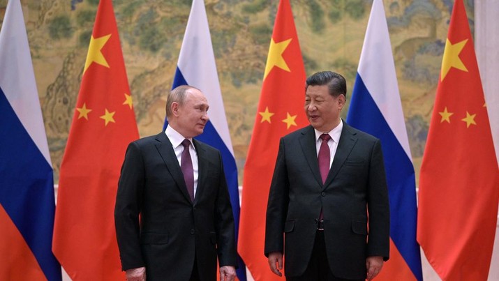 1238174428 TOPSHOT - Russian President Vladimir Putin (L) and Chinese President Xi Jinping pose during their meeting in Beijing, on February 4, 2022. (Photo by Alexei Druzhinin / Sputnik / AFP) (Photo by ALEXEI DRUZHININ/Sputnik/AFP via Getty Images)
