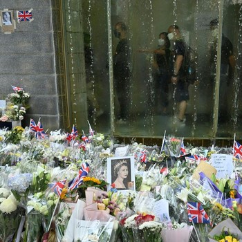 Potret Hong Kong Bersedih karena Meninggalnya Ratu Elizabeth