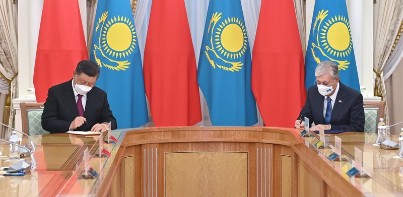Kazakhstan  President Kassym-Jomart Tokayev, right, meets Chinese President Xi Jinping in an airport in Nur-Sultan, Kazakhstan, Wednesday, Sept. 14, 2022. (Kazakhstan President press-service via AP)
