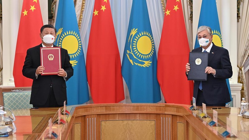 Kazakhstan  President Kassym-Jomart Tokayev, right, meets Chinese President Xi Jinping in an airport in Nur-Sultan, Kazakhstan, Wednesday, Sept. 14, 2022. (Kazakhstan President press-service via AP)