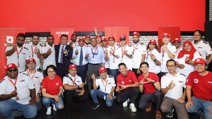 CEO Capital A Tony Fernandes dengan driver Airasia