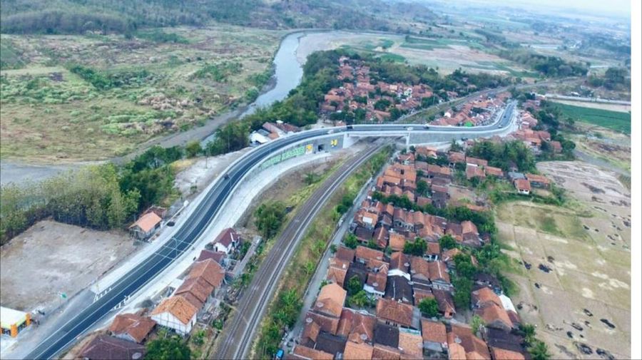Kementerian Pekerjaan Umum dan Perumahan Rakyat (PUPR) melalui Direktorat Jenderal Bina Marga terus mendukung sterilisasi perlintasan sebidang rel kereta di sepanjang jalan nasional melalui pembangunan flyover, underpass, jembatan penyeberangan orang (JPO) termasuk perbaikan jalan lingkungan di sekitarnya. (Biro Pers PUPR)