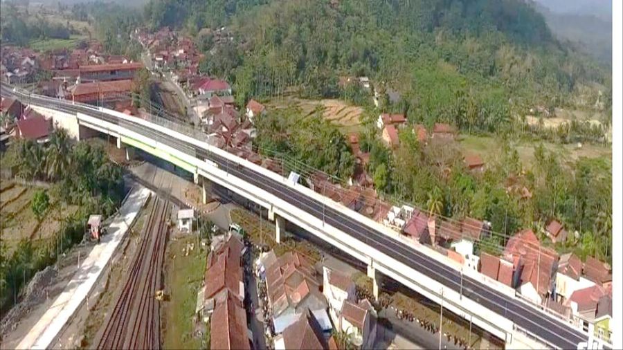 Kementerian Pekerjaan Umum dan Perumahan Rakyat (PUPR) melalui Direktorat Jenderal Bina Marga terus mendukung sterilisasi perlintasan sebidang rel kereta di sepanjang jalan nasional melalui pembangunan flyover, underpass, jembatan penyeberangan orang (JPO) termasuk perbaikan jalan lingkungan di sekitarnya. (Biro Pers PUPR)