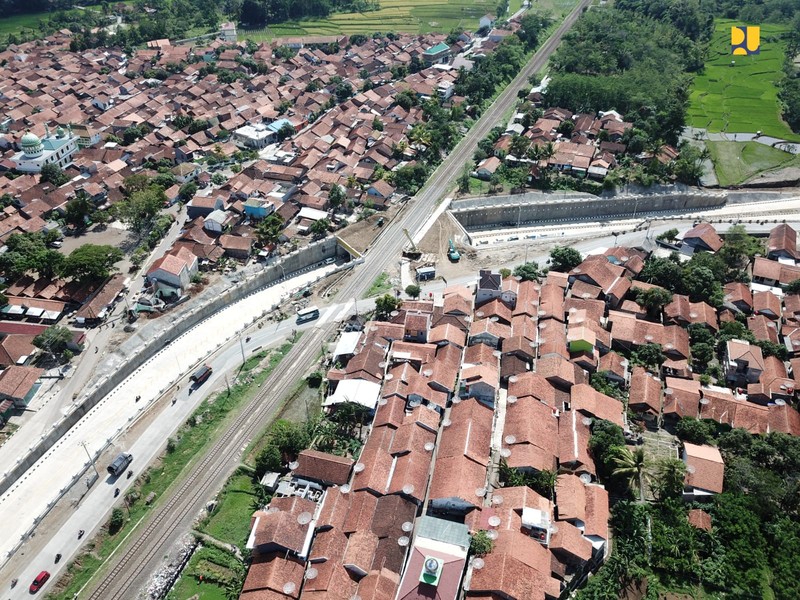Kementerian Pekerjaan Umum dan Perumahan Rakyat (PUPR) melalui Direktorat Jenderal Bina Marga terus mendukung sterilisasi perlintasan sebidang rel kereta di sepanjang jalan nasional melalui pembangunan flyover, underpass, jembatan penyeberangan orang (JPO) termasuk perbaikan jalan lingkungan di sekitarnya. (Biro Pers PUPR) Kementerian Pekerjaan Umum dan Perumahan Rakyat (PUPR) melalui Direktorat Jenderal Bina Marga terus mendukung sterilisasi perlintasan sebidang rel kereta di sepanjang jalan nasional melalui pembangunan flyover, underpass, jembatan penyeberangan orang (JPO) termasuk perbaikan jalan lingkungan di sekitarnya. (Biro Pers PUPR)