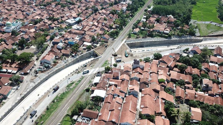 Kementerian Pekerjaan Umum dan Perumahan Rakyat (PUPR) melalui Direktorat Jenderal Bina Marga terus mendukung sterilisasi perlintasan sebidang rel kereta di sepanjang jalan nasional melalui pembangunan flyover, underpass, jembatan penyeberangan orang (JPO) termasuk perbaikan jalan lingkungan di sekitarnya. (Biro Pers PUPR)