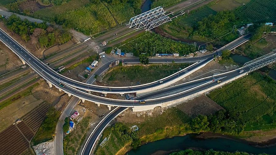 Kementerian Pekerjaan Umum dan Perumahan Rakyat (PUPR) melalui Direktorat Jenderal Bina Marga terus mendukung sterilisasi perlintasan sebidang rel kereta di sepanjang jalan nasional melalui pembangunan flyover, underpass, jembatan penyeberangan orang (JPO) termasuk perbaikan jalan lingkungan di sekitarnya. (Biro Pers PUPR)