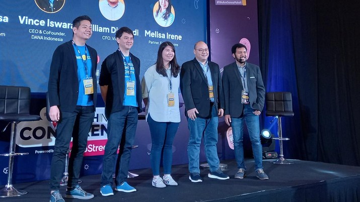 (Kiri ke kanan) CEO Tiket.com George Hendrata, CEO DANA Vincent Iswara, Partner East Ventures Melisa Irene, dan CFO Vidio William Djumadi (Kiri ke kanan) CEO Tiket.com George Hendrata, CEO DANA Vincent Iswara, Partner East Ventures Melisa Irene, dan CFO Vidio William Djumadi