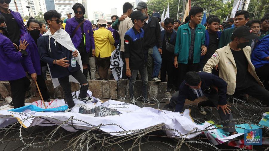 Mahasiswa Demo BBM (CNBC Indonesia/Andrean Kristianto)