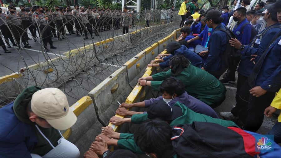 Mahasiswa Demo BBM (CNBC Indonesia/Andrean Kristianto)