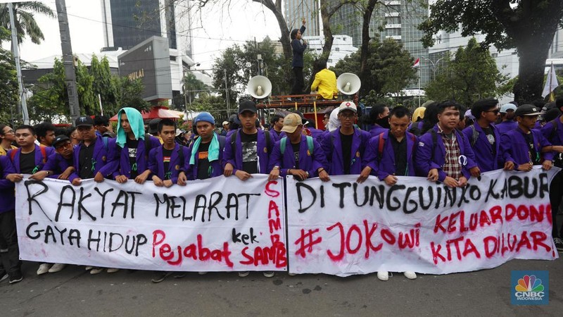Mahasiswa Demo BBM (CNBC Indonesia/Andrean Kristianto)
