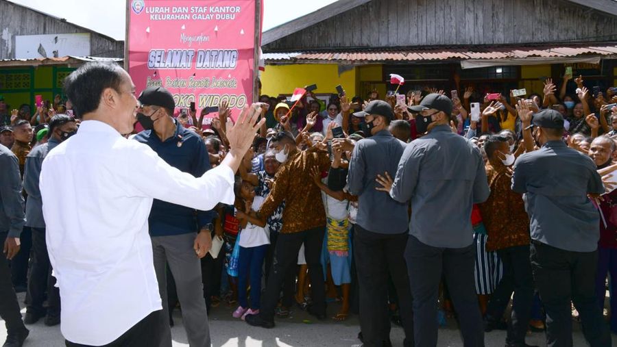 Presiden Joko Widodo didampingi Ibu Iriana Joko Widodo berkunjung ke Pasar Jargaria, Kabupaten Kepulauan Aru, pada Kamis, 15 September 2022. Kedatangan Presiden dan Ibu Iriana disambut oleh Wakil Bupati Kabupaten Kepulauan Aru Muin Sogalrey dan Kepala Pasar Jargaria Rony Seldjatem. ((Foto: Muchlis Jr - Biro Pers Sekretariat Presiden))