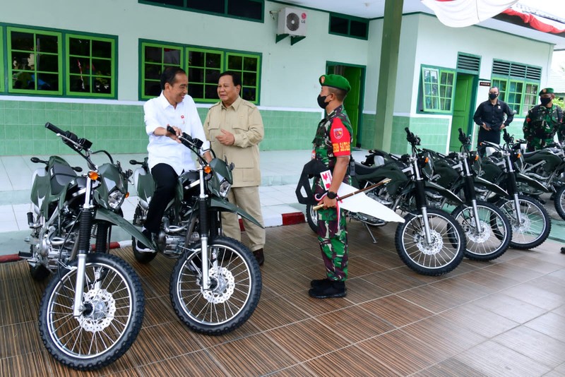 Presiden Jokowi Tinjau Penyerahan Motor di Kodim 1503/Tual. (Foto: Muchlis Jr - Biro Pers Sekretariat Presiden)