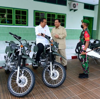 Momen Jokowi & Prabowo Sebar 'Belalang Tempur' di Maluku