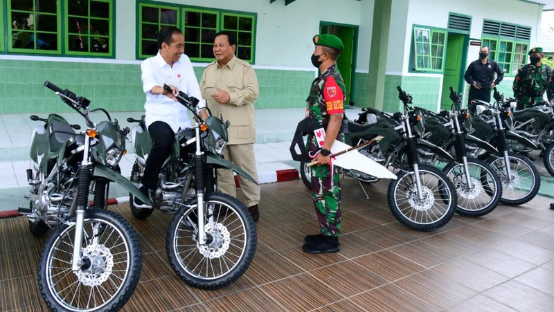 Presiden Jokowi Tinjau Penyerahan Motor di Kodim 1503/Tual. (Foto: Muchlis Jr - Biro Pers Sekretariat Presiden)