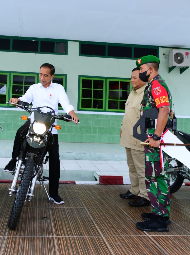 Presiden Jokowi Tinjau Penyerahan Motor di Kodim 1503/Tual. (Foto: Muchlis Jr - Biro Pers Sekretariat Presiden)