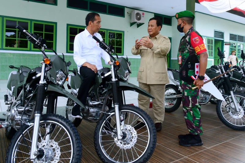 Presiden Jokowi Tinjau Penyerahan Motor di Kodim 1503/Tual. (Foto: Muchlis Jr - Biro Pers Sekretariat Presiden) Presiden Jokowi Tinjau Penyerahan Motor di Kodim 1503/Tual. (Foto: Muchlis Jr - Biro Pers Sekretariat Presiden)